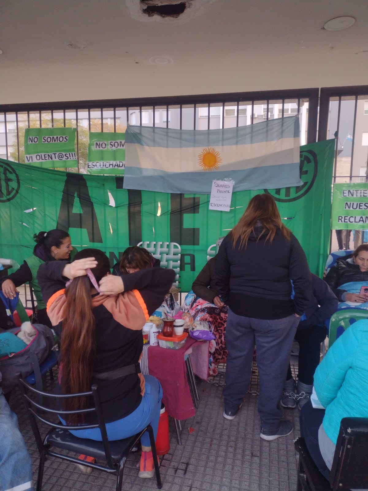 Móvil de LVDiez- trabajadoras de Ate encadenadas a la puerta del Hospital Central