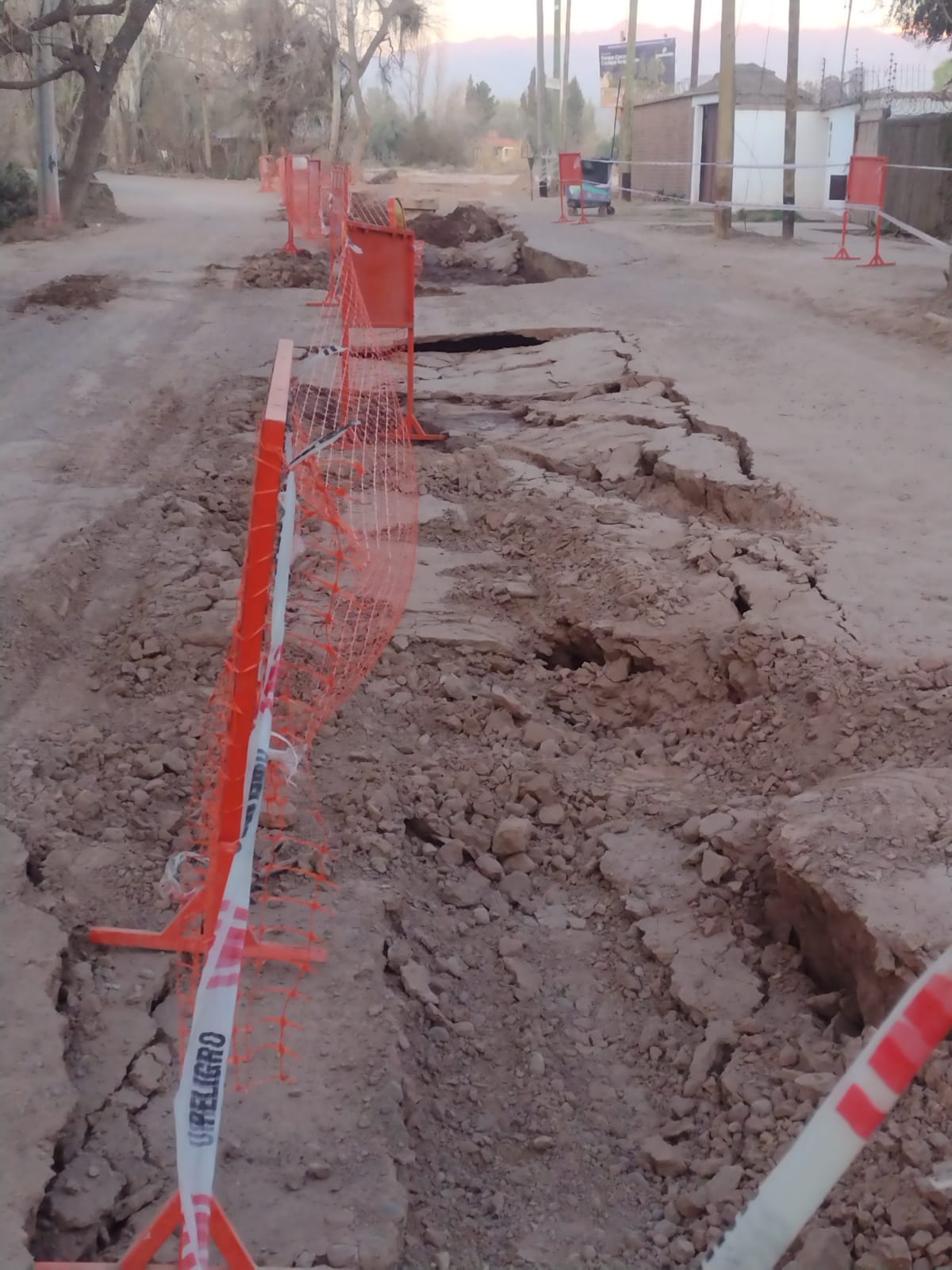 Movil de LVDiez con hundimiento calle Maure y respuesta Dir. Obras Gllen