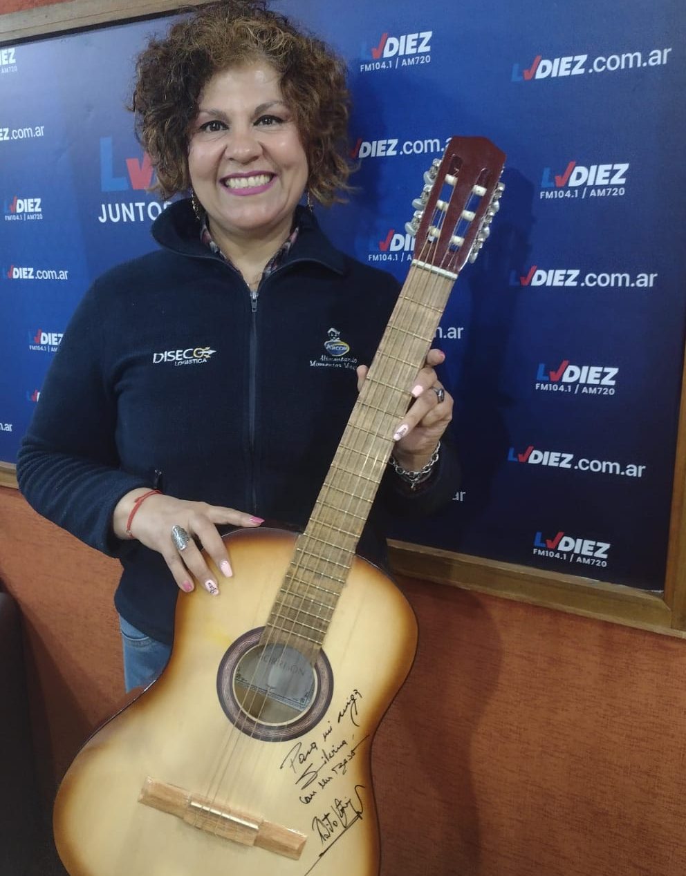 Entrega de la guitarra criolla autografiada por Palito Ortega