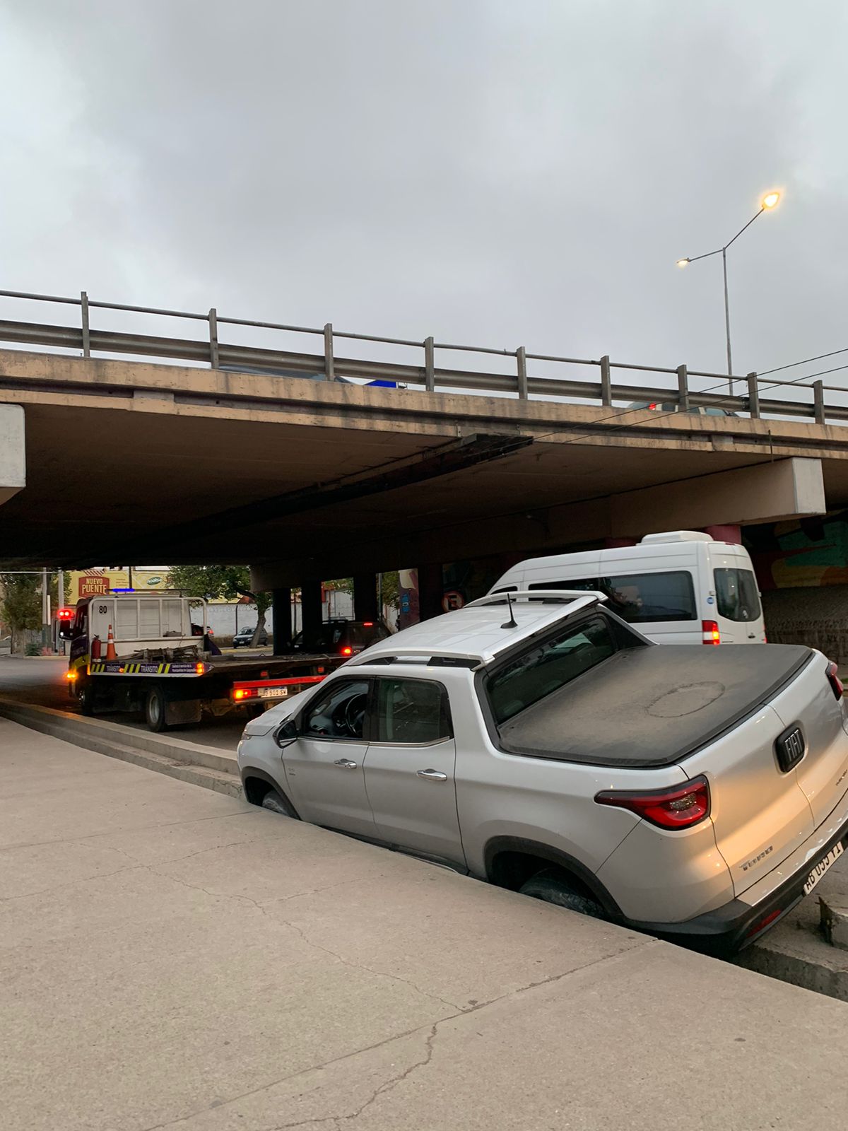 Móvil de LVDiez -conductora alcoholizada terminó en la acequia frente a la Terminal