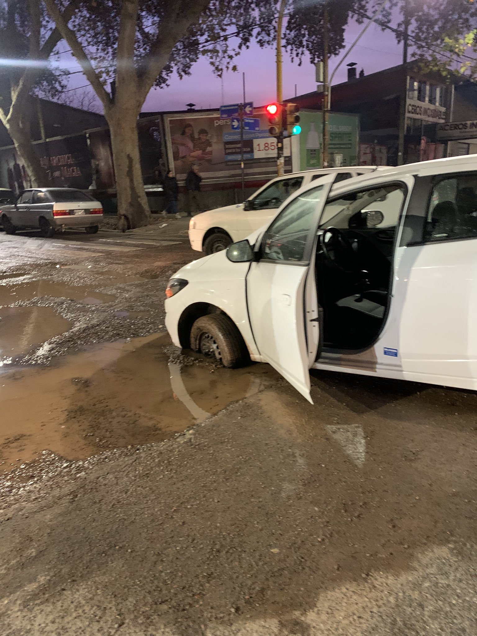 Móvil de LVDiez- auto atrapado en grieta por pérdida de agua en Ciudad