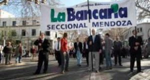 Móvil de LVDiez- Bancarios de Mendoza adhieren al paro de la CGT