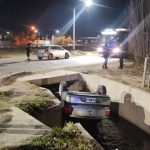 Móvil de LVDiez – Auto chocó y cayó dentro en un canal en Nuestra Señora del Carmen y Profesor Mathus, Guaymallén
