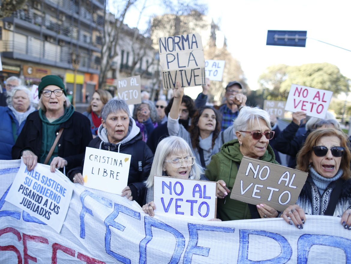 El 64% de los jubilados rechaza el veto de Javier Milei al aumento de las jubilaciones