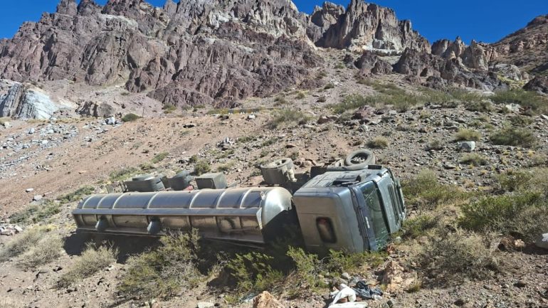 Móvil de LVDiez- Desbarrancó un camión en Ruta 7 en zona de Polvaredas