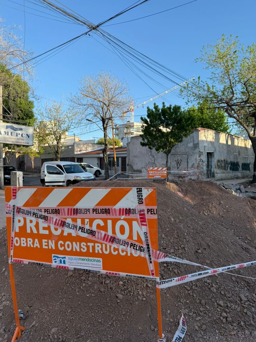 Móvil de LVDiez- Calle Montecaseros de Ciudad cortada al tránsito