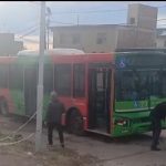 Móvil de LVDiez- Colectivo cayó en un socavón en calle Almirante Brown, Las Heras